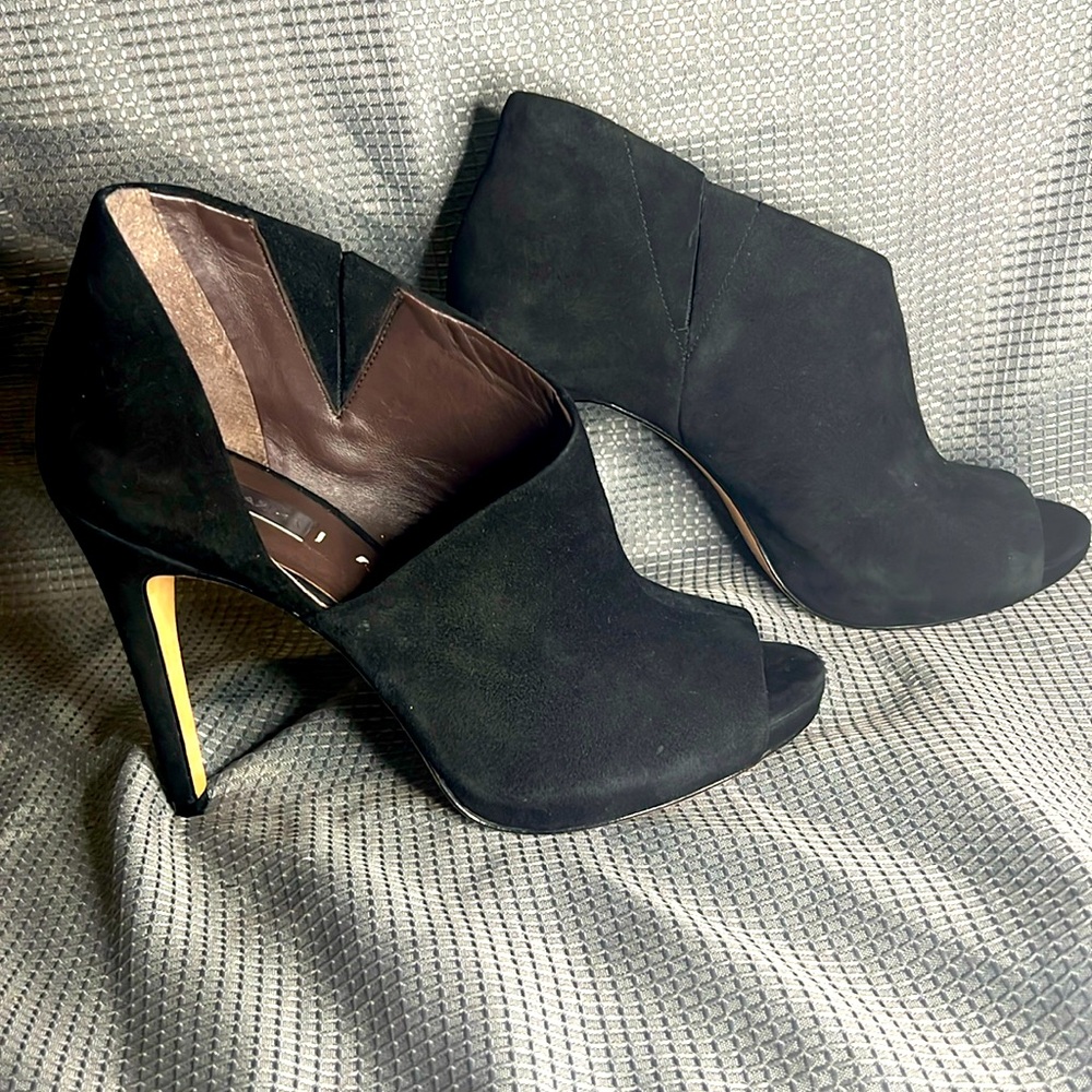 LOVIN’ BCBGMAXAZRIA SUEDE HEELS